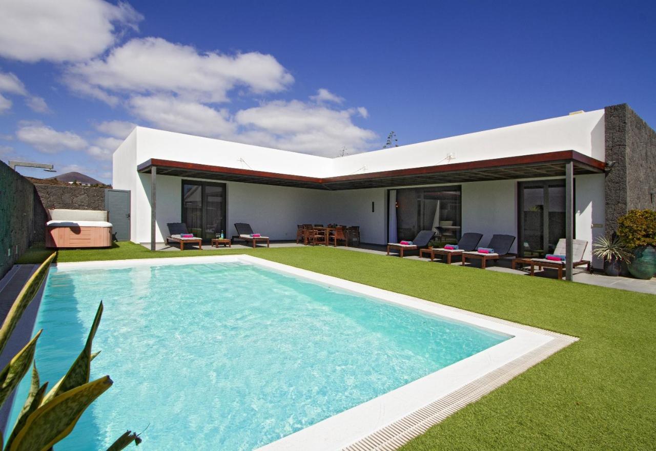Luxury Los Mojones Villa Short Walk To Old Town Private Heated Pool Villa Los Mojones Angie Puerto Del Carmen Tías Екстериор снимка
