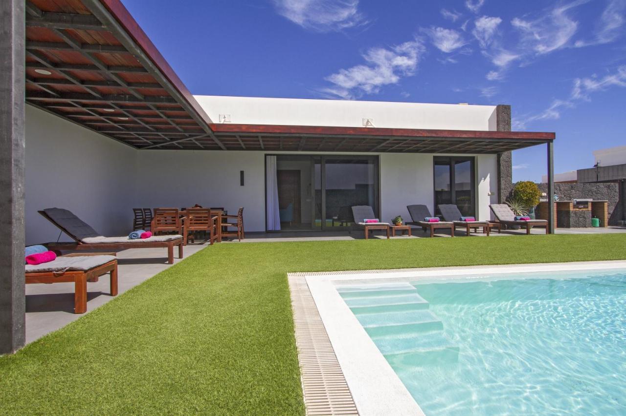 Luxury Los Mojones Villa Short Walk To Old Town Private Heated Pool Villa Los Mojones Angie Puerto Del Carmen Tías Екстериор снимка