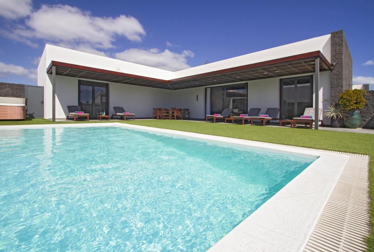 Luxury Los Mojones Villa Short Walk To Old Town Private Heated Pool Villa Los Mojones Angie Puerto Del Carmen Tías Екстериор снимка